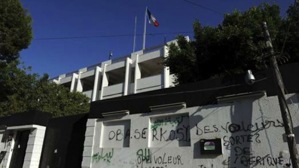 Взривиха посолството на Франция в Либия (обновена+снимки+видео)