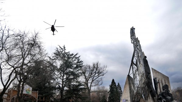 Хеликоптери репетират за Деня на храбростта