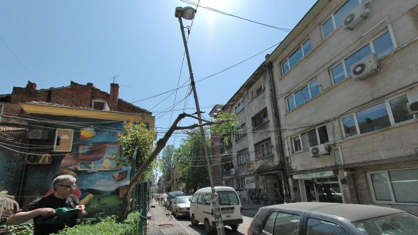Опасен уличен стълб дебне на столичната улица &quot;Иван Вазов&quot; (снимки)