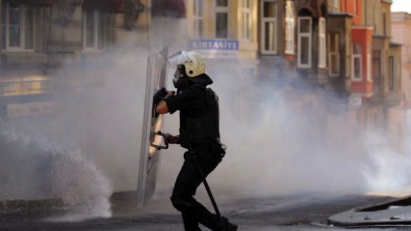 Сблъсъци между полицията и протестиращи в Истанбул