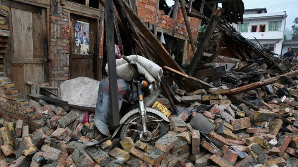 656 станаха погребаните под срутената сграда в Бангладеш