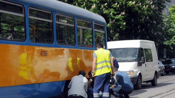 Аварирал трамвай задръсти булевард &quot;Янко Сакъзов&quot; (снимки)