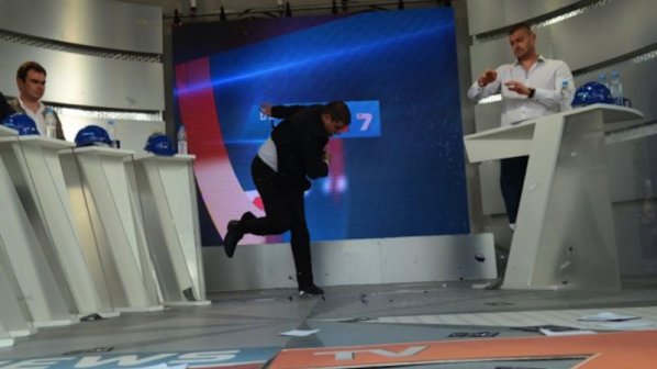 Целят кандидат-депутат от ГЕРБ с яйце в ефир, той строши чаша пред Бареков