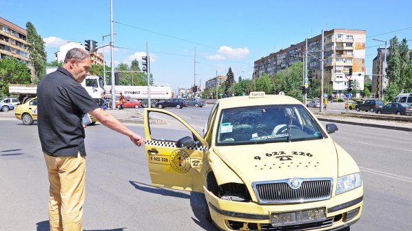 Пежо размаза такси на Ботевградско шосе (галерия)