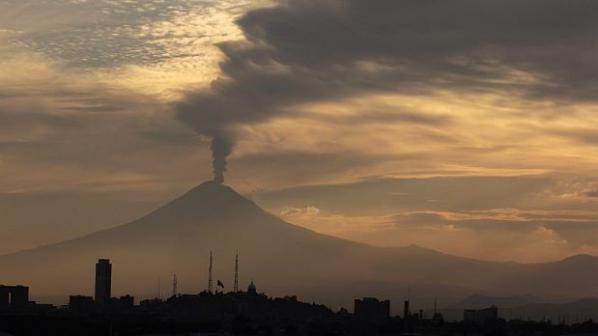 Вулканът Попокатепетъл покри с прах няколко града
