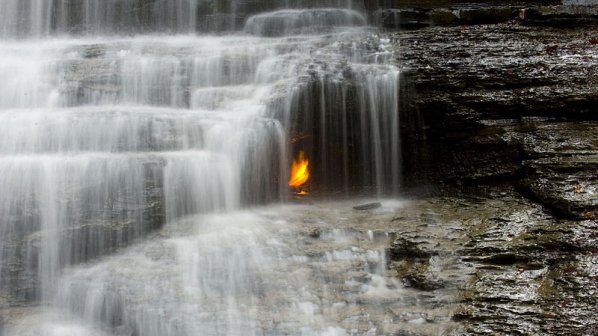 Водопадът на вечния огън в Ню Йорк (снимки)