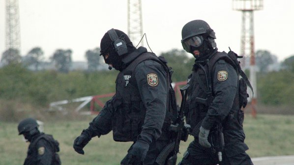 Барети арестуваха полугол мъж в Бургас