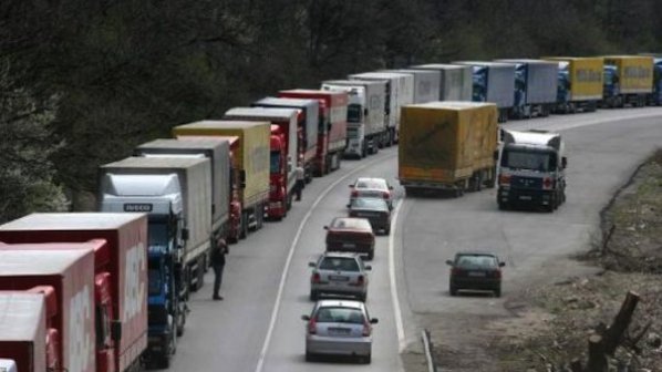 Румънските превозвачи стягат блокада