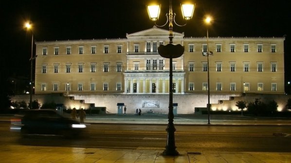 Забраниха на гръцките депутати да влизат въоръжени в парламента