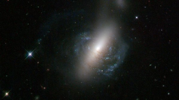 &quot;Хъбъл&quot; засне сблъсък на спирална и лещовидна галактика