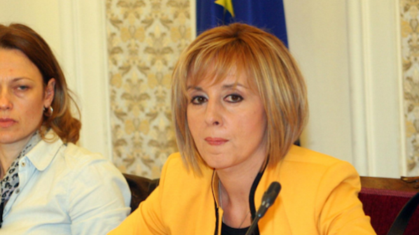 Мая Манолова: Депутатите ще получават подаръци до 1/5 от заплатите си