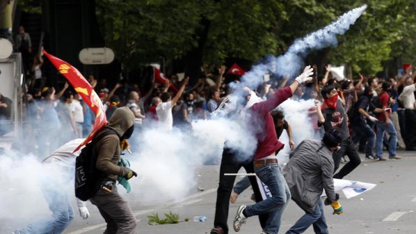Мъж беше разстрелян на протестите в Турция