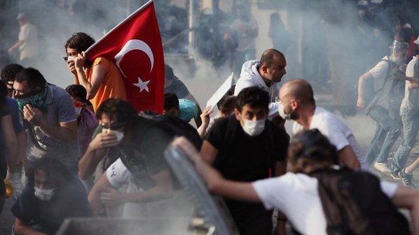 Сълзотворен газ и водомети срещу протестиращите в Истанбул
