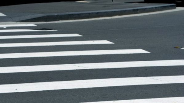 Блъснаха тийнейджърка и мъж на пешеходна пътека в Перник
