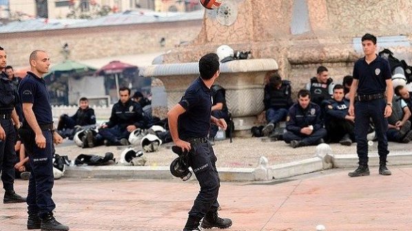 Полицаи си спретнаха мачле на площад Таксим