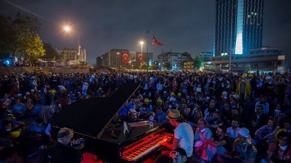 Протестите разцепиха властта в Турция