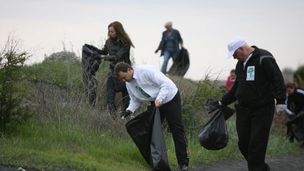 Събраха 16 тона отпадъци от природните паркове (снимки)