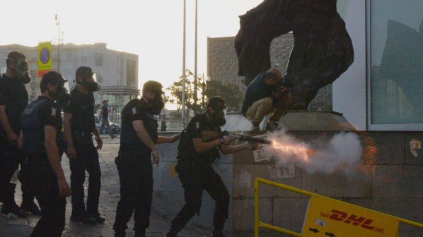 Турската полиция отново атакува със сълзотворен газ демонстрантите