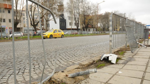 Верижна катастрофа блокира бул. „Цар Борис III”