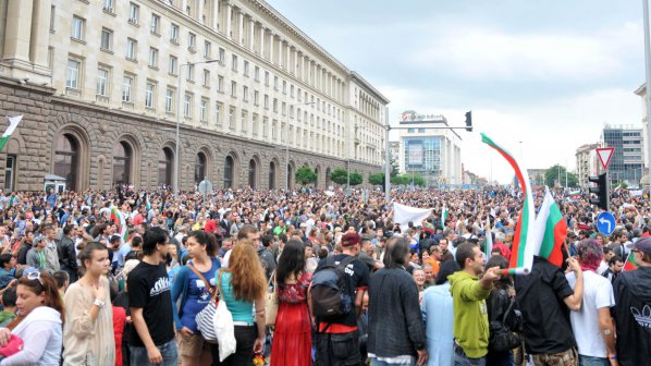 Заглушили мобилните комуникации по време на протеста срещу Пеевски