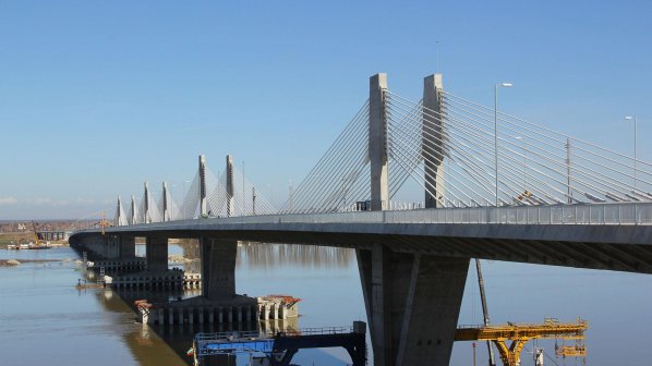 10-километрова опашка от тирове на Дунав мост 2