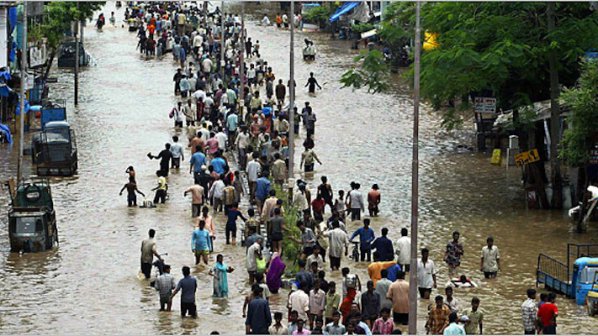 Броят на загиналите при наводненията в Индия надхвърли 500 души
