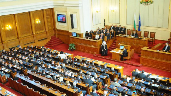 Депутатите се застраховат за 50 000 лева