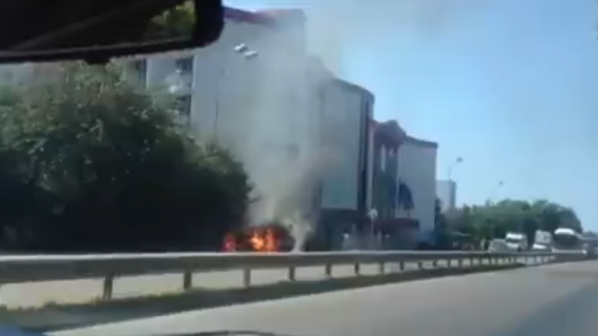 Кола лумна в пламъци на пътя за Златни пясъци (видео)