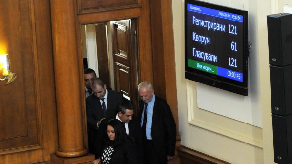 Отмениха решението за избиране на Пеевски за шеф на ДАНС