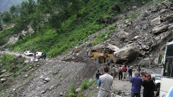 Свлачища в Непал убиха 12 души