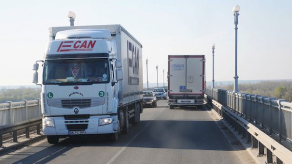 Турски ТИР отнесе кабинка на Дунав мост