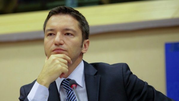 Вигенин разкритикува Орешарски за назначението на сикаджията зам.-министър