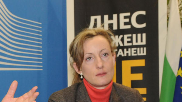 Златанова за Пеевски: Не се меся в работата на другите власти