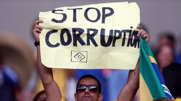 Бразилия клекна пред протестите (обновена)