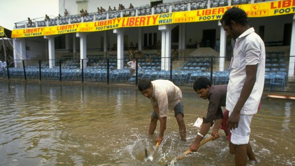 Кремират стотици удавени в Индия