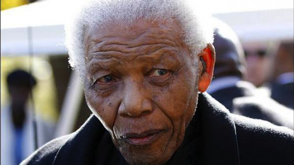 Нелсън Мандела е на командно дишане