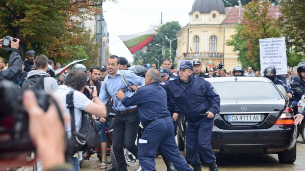 Протест блокира парламента, полиция извежда министрите от сградата (видео+галерии)