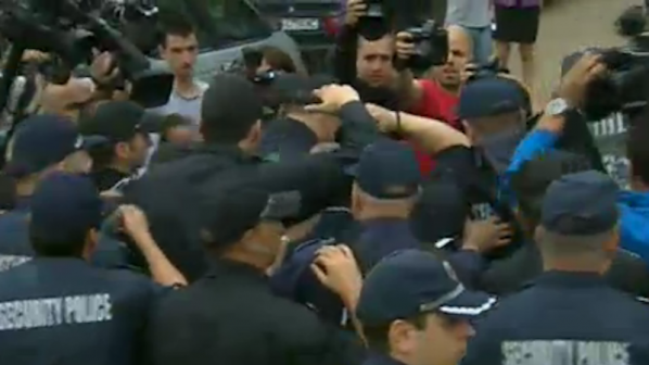 Протестиращи гонят Йордан Цонев по улиците край парламента (видео)