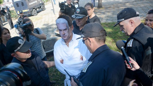 Арестуваха Найо Тицин пред парламента (обновена + галерия + видео)