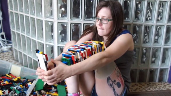 Жена си изработи изкуствен крак от &quot;Лего&quot; (видео)