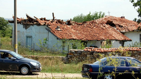 Пороите срутиха покрива на църква в Симеоновград (снимки)