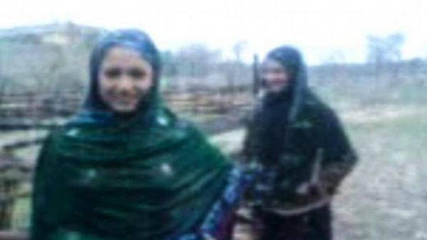 Разстреляха две сестри с майка им - танцували под дъжда