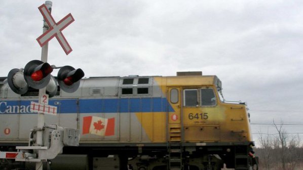 Влак с петролни продукти се взриви в Канада