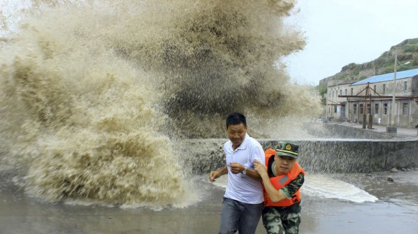 Евакуират половин милион заради потоп