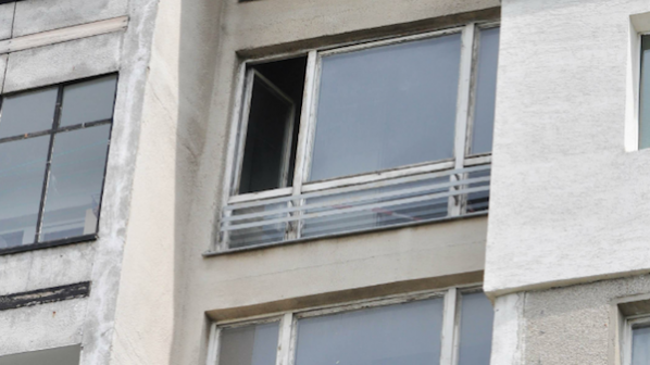 Младеж заплашва да скочи от 9-я етаж