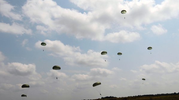 Пакистанската армия пусна парашутистки