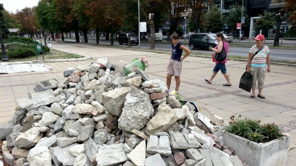 Грамада пред община Варна изумява туристите
