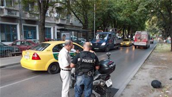 Кола се заби в полицейски мотор във Варна