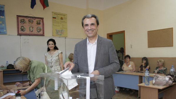 Орешарски: България държи на договор за добросъседство с Македония