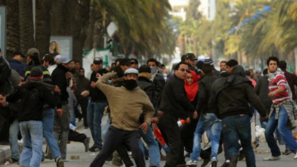 Сълзотворен газ за протестиращите в Тунис